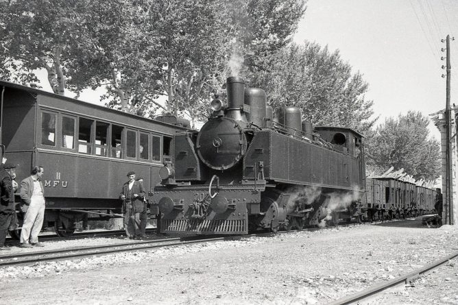 Un antiguo ferrocarril Midland 4-4-0, compuesto de tres cilindros