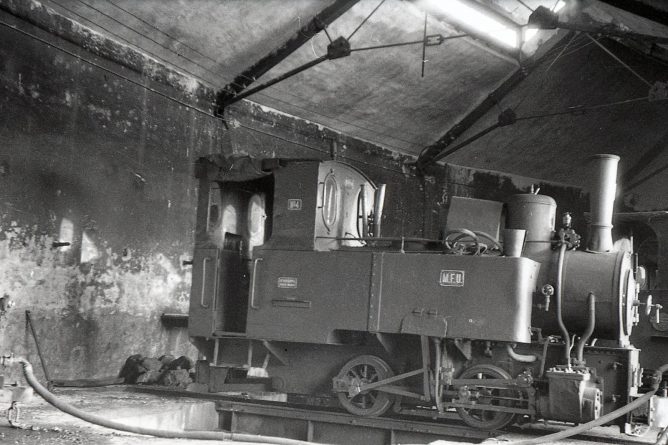 MFU locomotora nº 4 de Utrillas a Lavaderos, foto Trevor Rowe , fondo MVF
