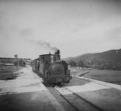 Madrid á Aragón Locomotora en Carabaña, foto Aurelio de Colmenares, fondo Fototeca del P.H.