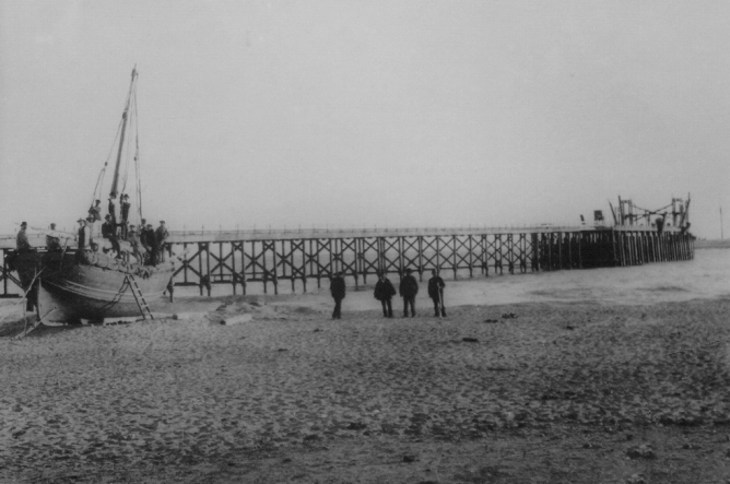 Marbella, muelle del Ferrocarril minero de San Juan Bautista. fondo desconcido