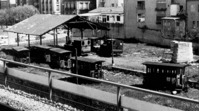 Material del SFGG , depositado en un solar de RENFE en Gerona c. 1970. Archivo Municipal de SFG