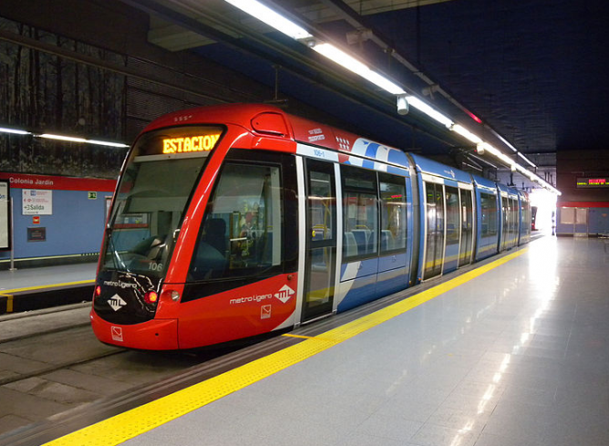 Metro Ligero Oeste en Colonia Jardín , fotografia Ricardo Ricote