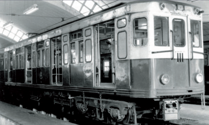 Metro de Madrid , coche Serie 1000 en el deposito de Aluche, fondo CRTM