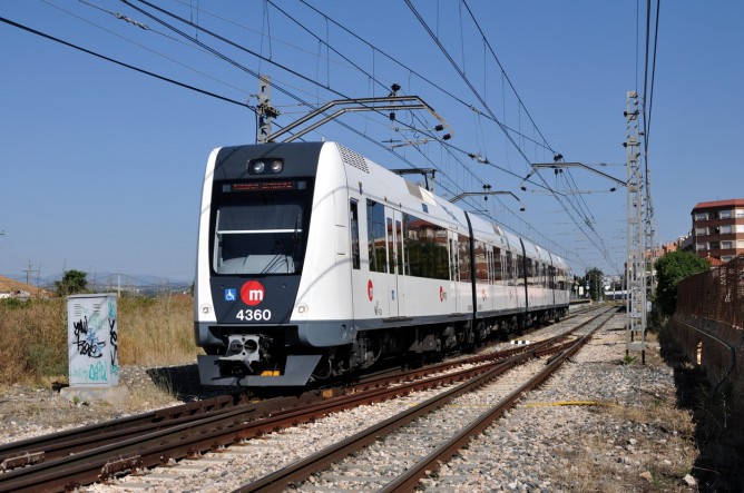 Metro de Valencia , unidad 4300 en PATERNA, el 20-06-2013, fondo Enrique Andres Gramage