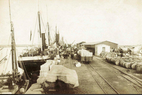 Muelles de carga del puerto de Gandia