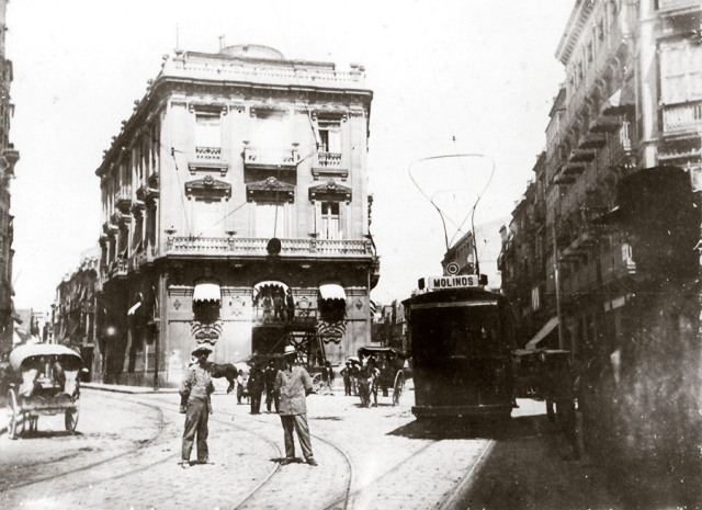 Oficinas de la Central , en primer lugar los ingenieros Paul Samuel y Leopoldo Detaille, fondo C.A.