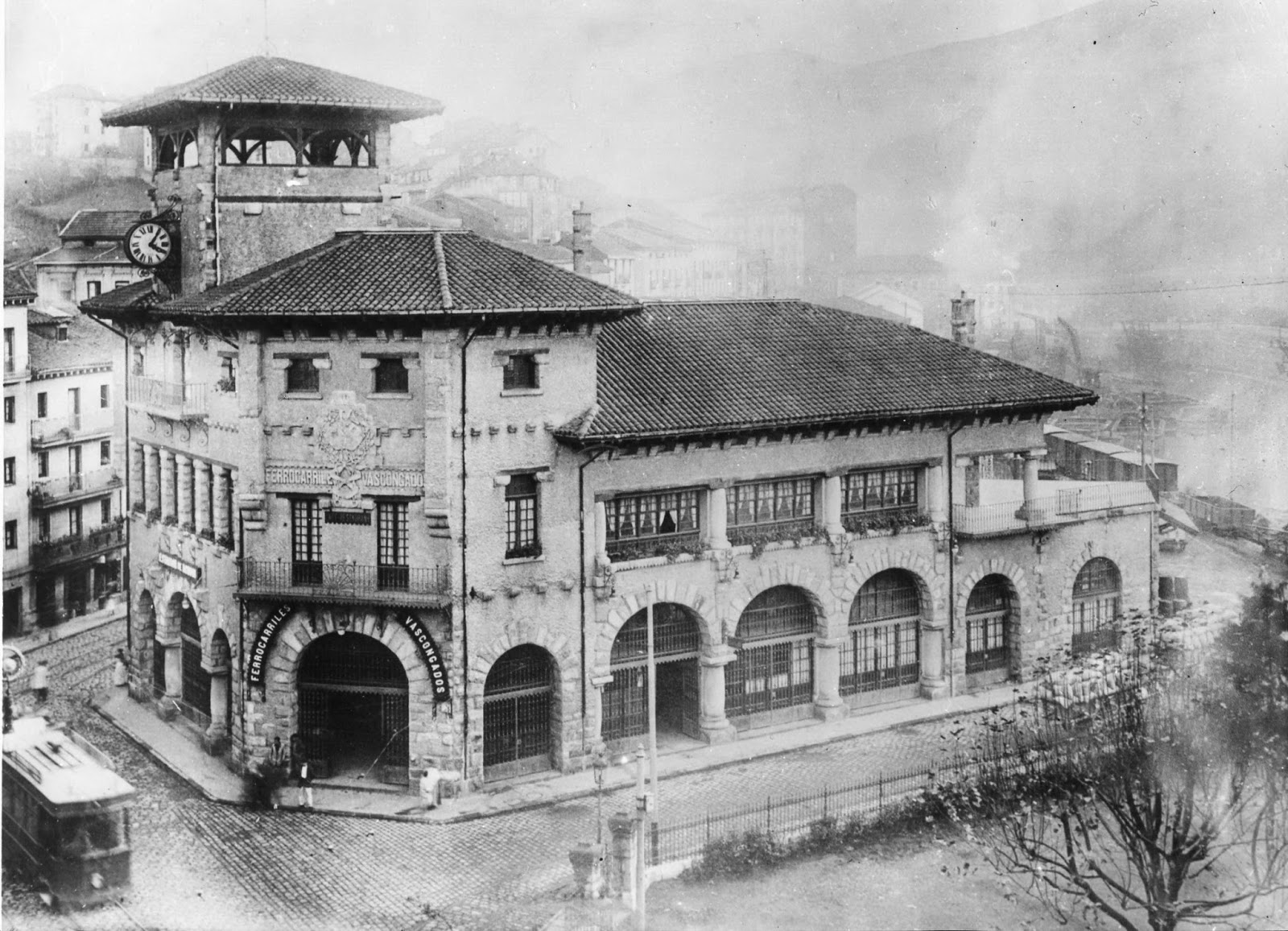 Panoramica del edificio de la estacion de Atxuri, fondo Euskotren , MVF