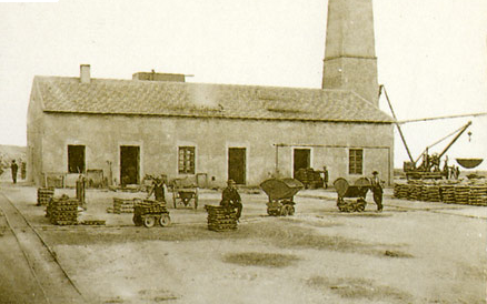 Patio principal con vagonetas de la Fundicion de San Jacinto, foto J. Rodrigo,, F. Cultural Espin