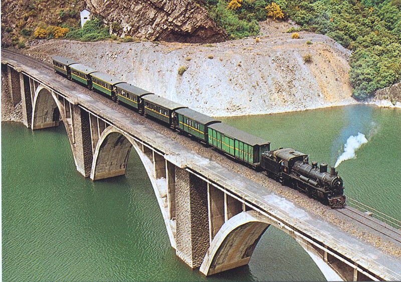 Ponferrada-Villablino, correo cruzando el embalse de Barcenas, foto Salim Virji