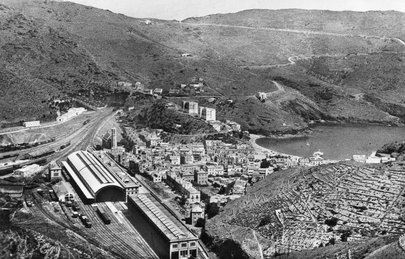 Estacion de Port Bou , fondo : J.J. Olaizola