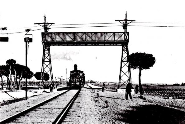Puente protector del cable aéreo en su cruce con el feerrocarril. Malgrat de Mar , Ayuntamiento , publicacion 1993