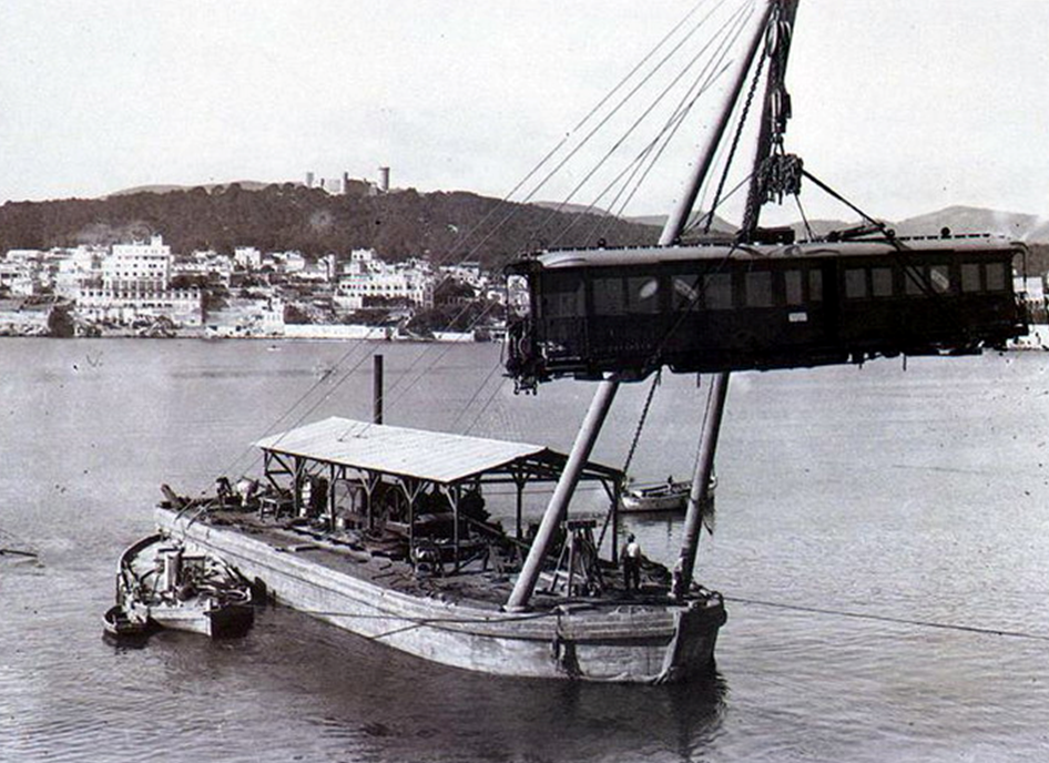 Puerto de Palma de Mallorca , año 1925, descarga de material móvil para el ferrocarril de Soller, fotografo desconocido