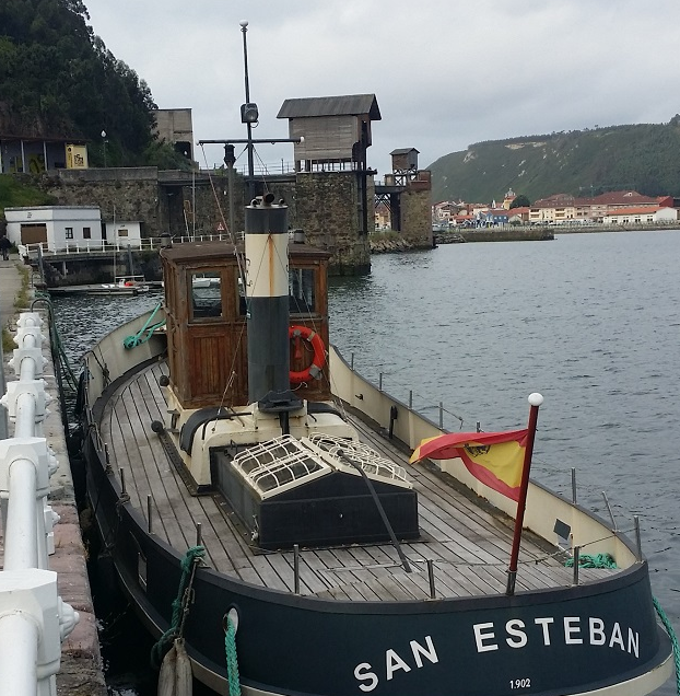 Puerto de San Esteban de Pravia, con los cargaderos al fondo, foto Roberto Alvarez Espinedo