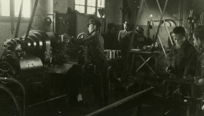  Sección de tornos de los talleres de Granada, año 1943, foto Torres Molina