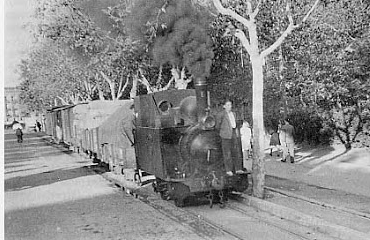Secundarios de Castilla, tren en el Paseo de Zorrilla, en Valladolid , circulando entre San Bartolomé y Estación-Bejar, fondo Godofredo Garabito Gregori