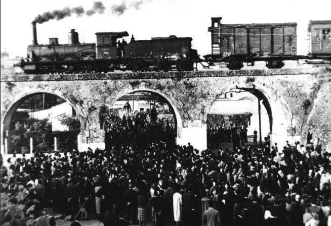 Sevilla á Alcalá y Carmona, tren de los panaderos, a su paso por el puente de Alcalá de Guadaira, fondo Diario ABC de Sevilla