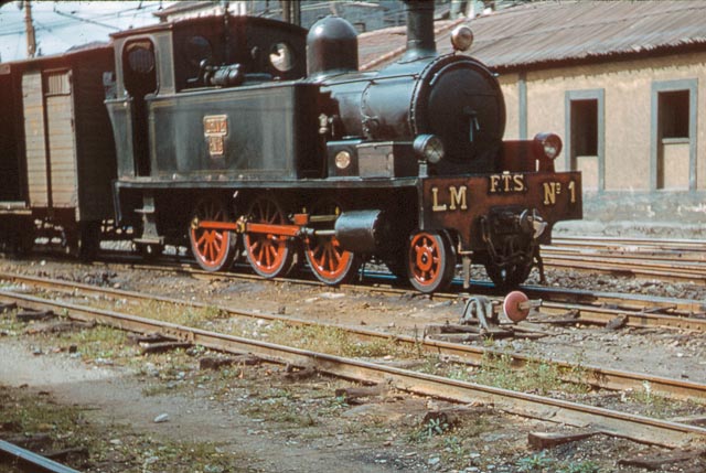 Suburbanos de Bilbao , Locomotora enLas Arenas , septiembre de 1957, foto Charles F. Firminger , fondo Flickr 30937 