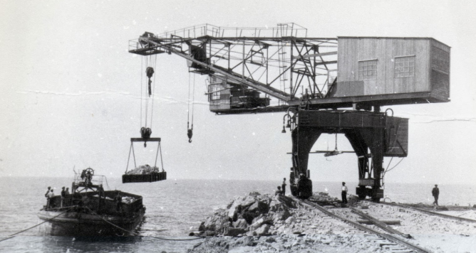 Torrevieja, construcción del dique de Levante