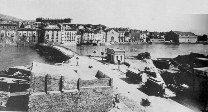 Tortosa, terminal del tranvia de Jesús , junto al rio Ebro