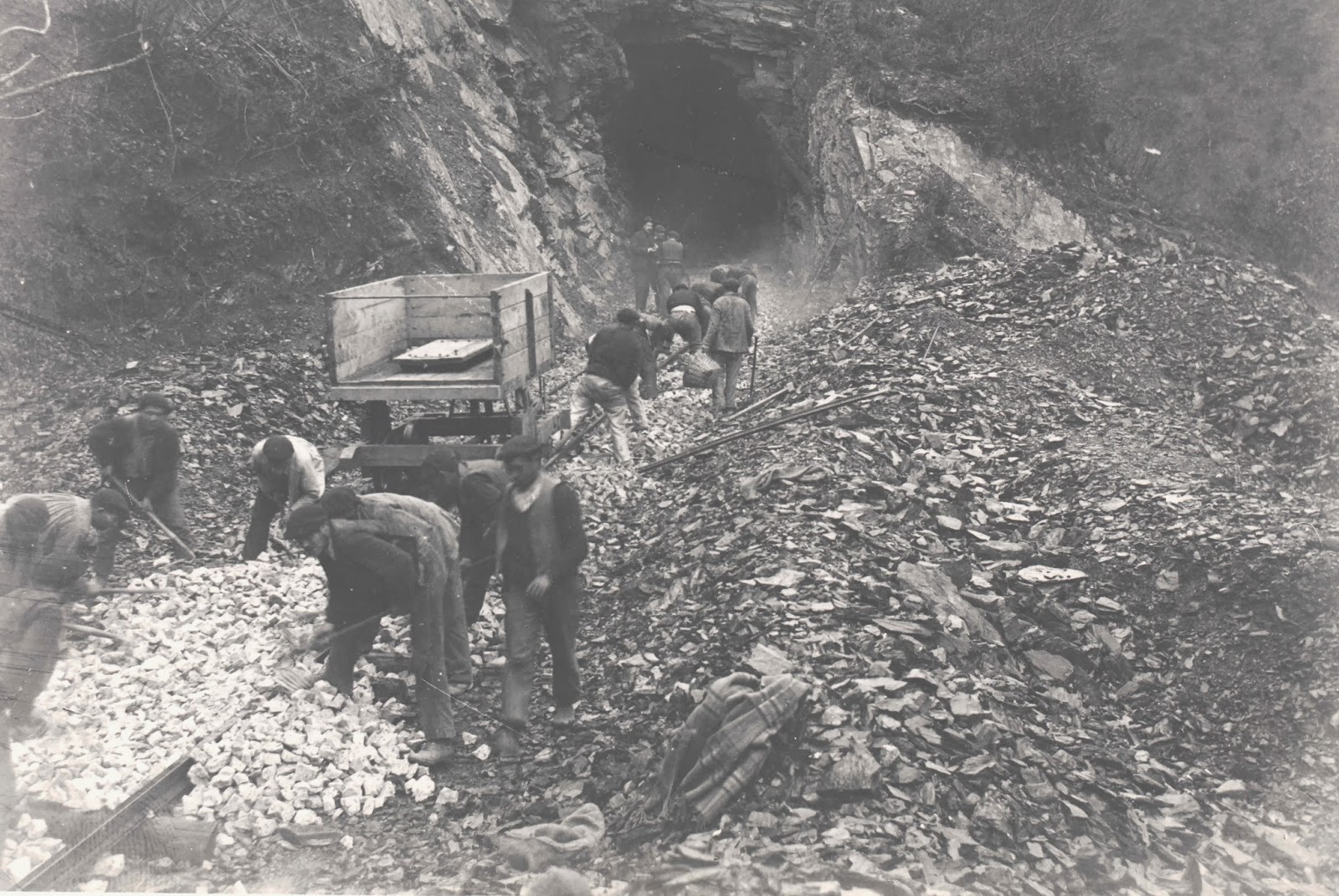 Trabajos de construcción de la linea, fondo Euskotren , MVF