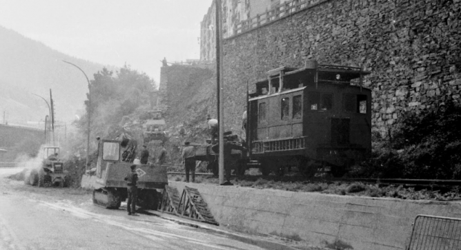 Trabajos de mantenimiento en Eibar, año 1971, foto Plazaola