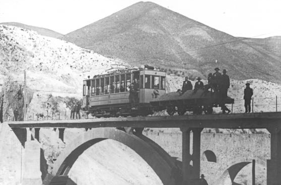 Tranvia a Maitena , con vagon de mineral dela Mina La Estrella, archivo Pepe Morales