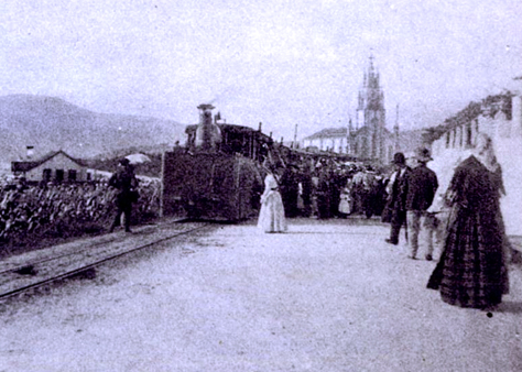 Tranvia a Vapor de Pontevedra a Marin, parada en un apeadero, al fondo Lourizaran, foto J. Zagala