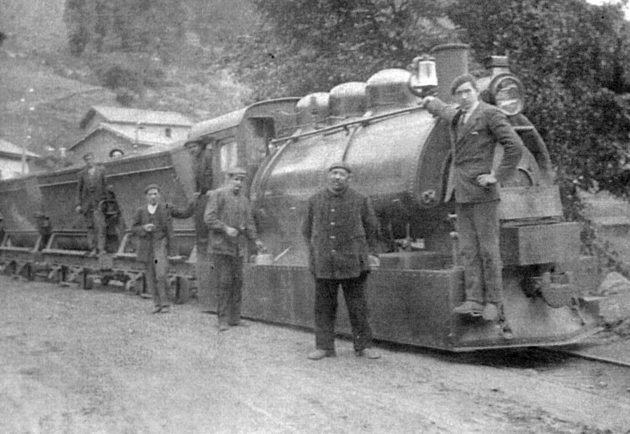Tranvia a vapor de Santullano a Cabañaquinta, locomotora nº 1 en Valdefarrucos, año 1918. Coleccion Jose Luis de la Cruz
