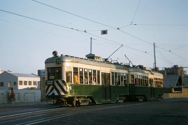 Tranvia de Badalona, atravesando el puente de Pallars, año 1956, Foto Davi Williams