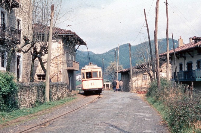Tranvia de Bilbao a Durango y Arratia. Tranvia nº 12 en el Valle de Arratia, foto Jeremy Wiseman, fondo MVF