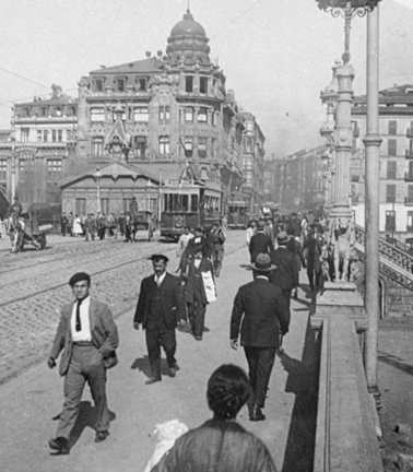 Tranvia en el Puente del Arenal , Bilbao, foto Editorial Martin