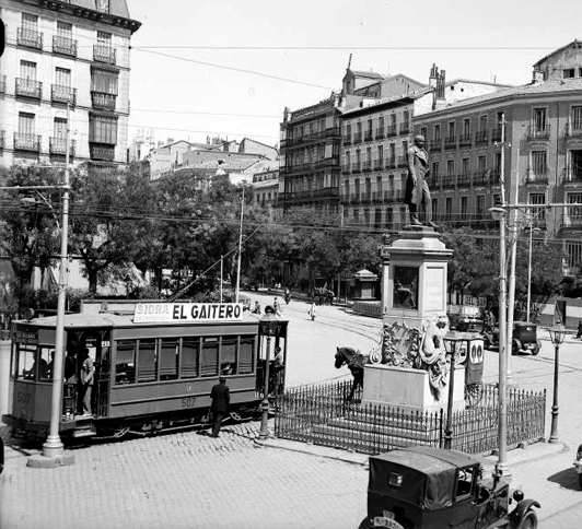 Tranvia en la Glorieta de Bilbao, año 1920