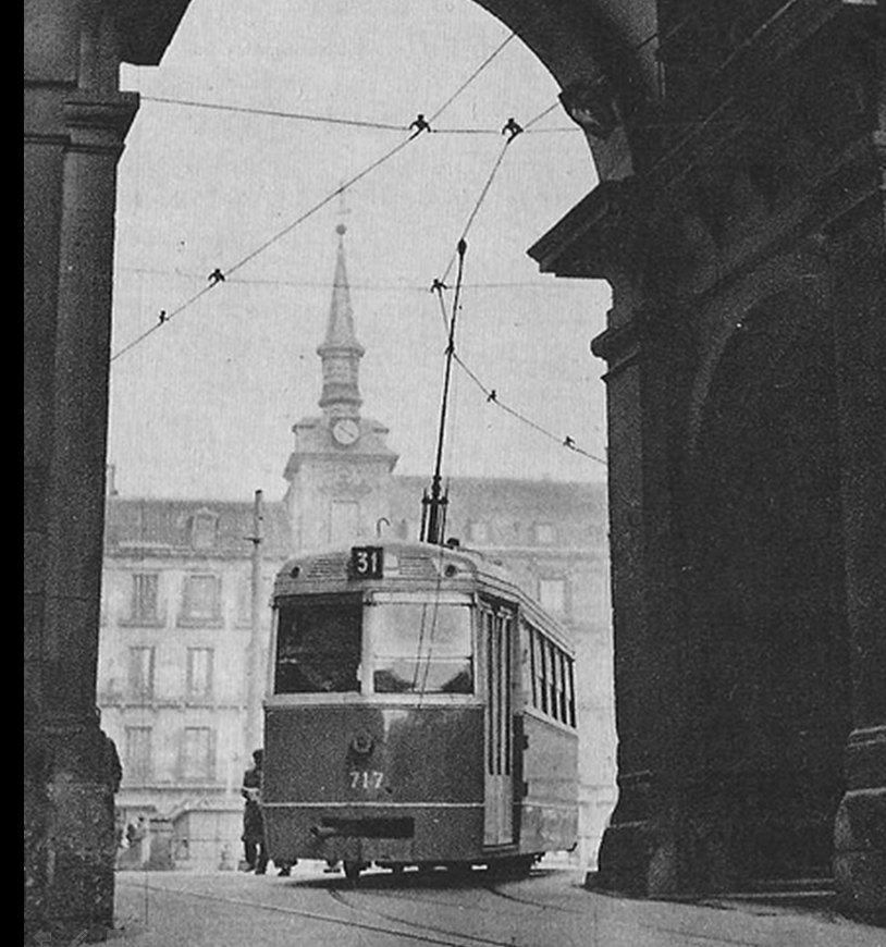 Tranvia en la Plaza mayor de Madrid , año 1952 , desde la calle de Toledo , fondo Carlos Pimentel