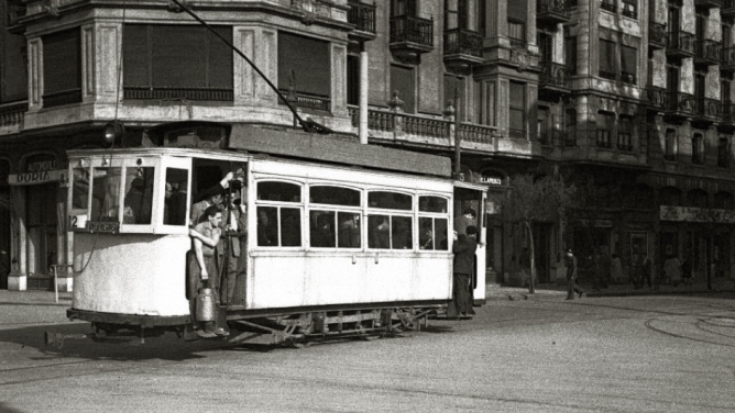 Tranvia en las calles Miracruz y Ategorrieta en San Sebastian, Fototeca Kutxa, Fondo Martin