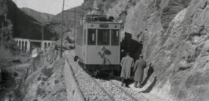  Tranvia nº 2 en el puente de Las Veguetas sobre el Genil, foto Torres Molina