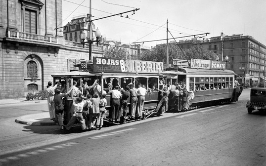 Tranvias de Barcelona , en la Avd. Isabel II, c. 1945, coleccion Plasencia, fondo IEFC