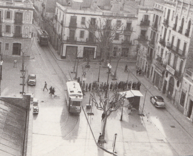 Tranvias de Barcelona , plaza Rovira, linea 30 , año 1955 , postal coleccion F. Comullada
