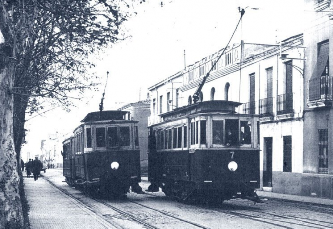 Tranvias de Linares, a su paso por la calle Julio Burrell, Archivo Franciaco Miguel Merino Laguna