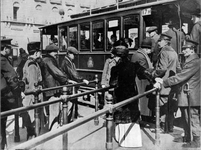 Tranvias de Madrid, pasarelas de acceso instaladas en la Puerta del Sol, fotografia Salazar, fondo La Esfera, año 1914