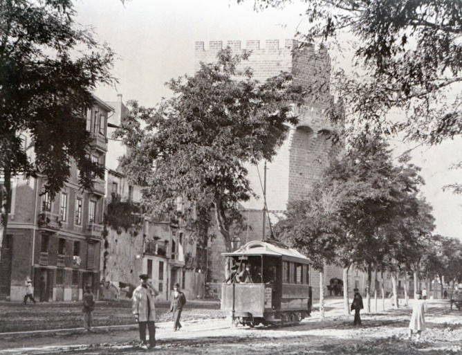 Tranvias de Valencia , Junto a las Torres de Serranos, fondo MVF