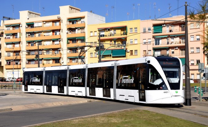 Tranvias de Valencia, tranvia TRAMLINK, en pruebas, e 03-02-2012 , en SANTA ROSA , fobdo Enrique Andres Gramage