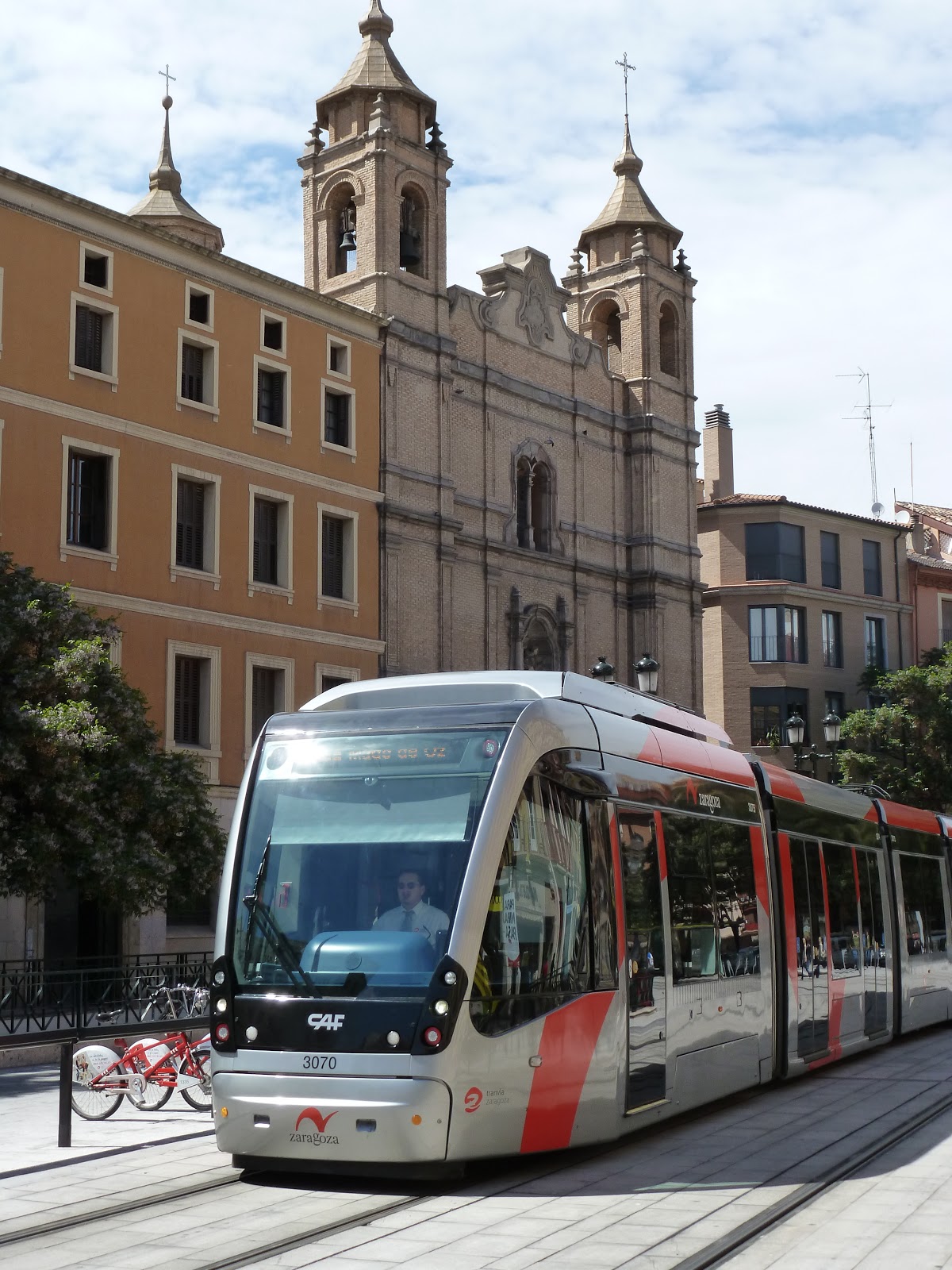 Tranvias de Zaragoza, tramo de circulacion sin catenaria, fondo: Olaizola