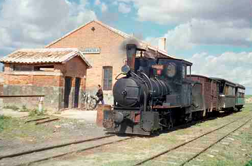 Tren Mixto en la estación de Granatula , foto Trevor Rowe, archivp Euskotren MVF