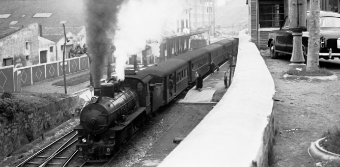 Tren Santander-Bilbao en Basurto , foto Jeremy Wiseman