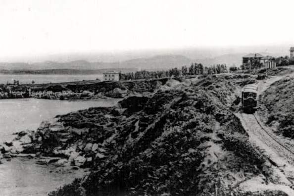 Tren de Gandarillas en la ensenada del Camello, c. 1900, Fondo Santander en el Recuerdo