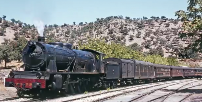 Tren de Sevilla á Cáceres, en la Fábrica de El Pedroso, el 02.09.1965 , locomotora 241-2041, foto Ian Turbull