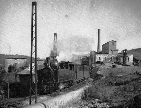 Tren de Vascongados a su paso por Cementos de Lemona, Archivo EuskoTren, MVF