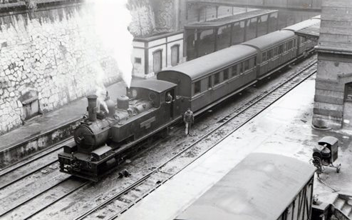 Tren de viajeros de La Robla en la estación de Bilbao-Concordia, foto Xavier Santamaria