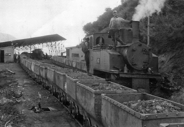 Tren en el lavadero de Antracitas de Gaiztarro, año 1973, foto Srchivo Historico Minero