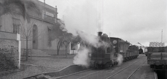 Tren estacionado frente al edificio de la Compañía en Valverdev del Camino. Foto Marta